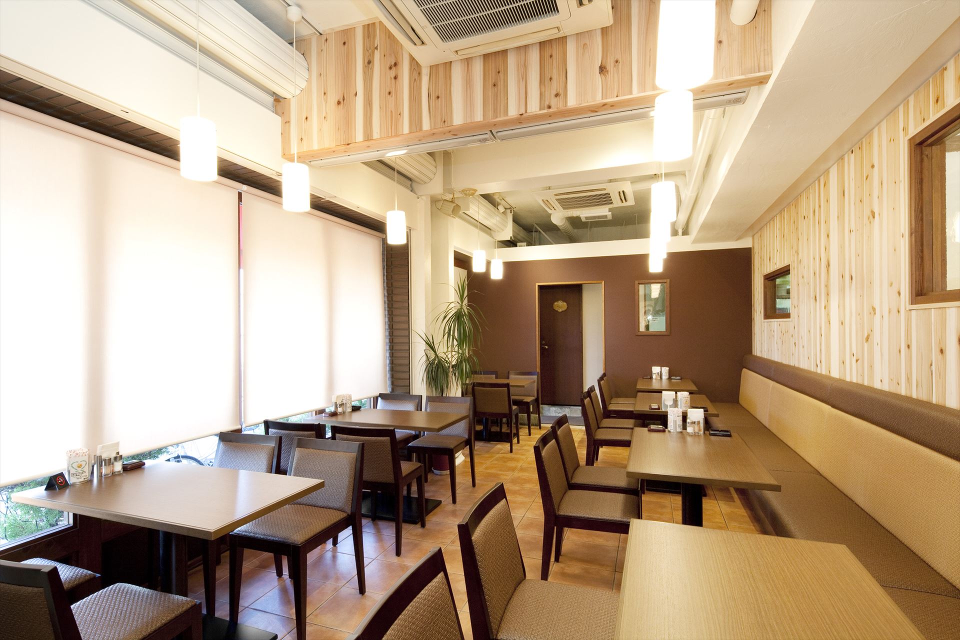 自社施工による迅速な店舗内装